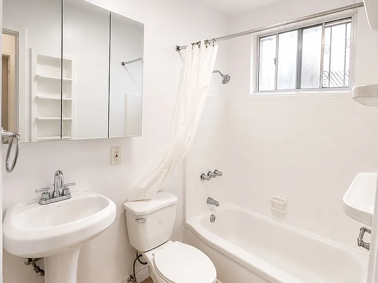 528 S Harvard Blvd #8 — Photo 5
