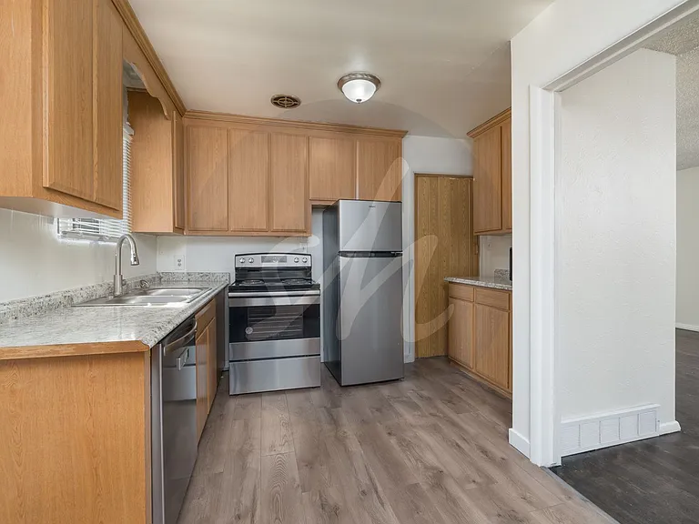1003 E Columbia St — Photo 4