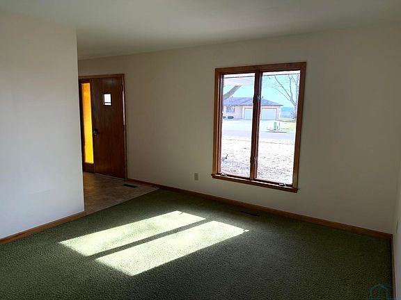 4th image of 1090 Valley View Dr