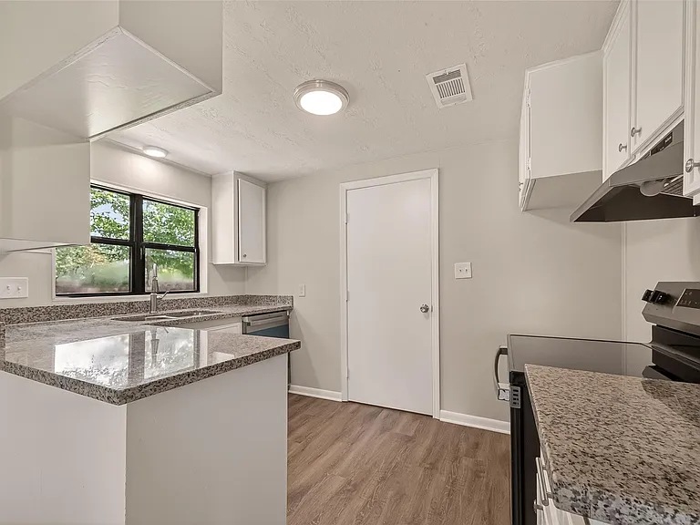 2303 N Cleveland St — Photo 13