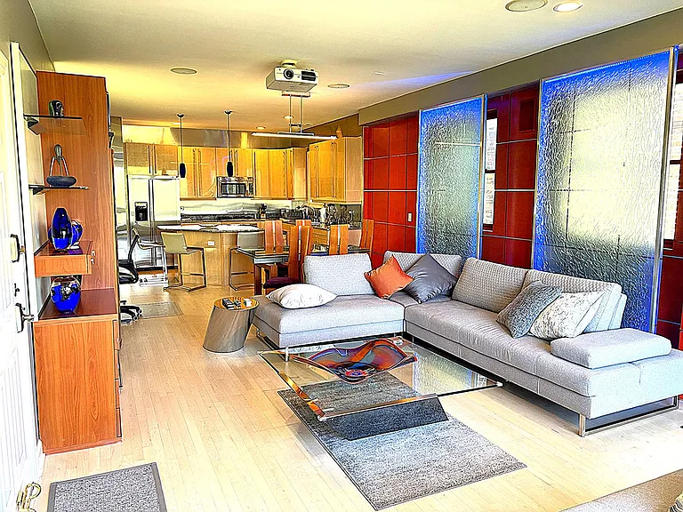 622 N May St #C — Photo 1