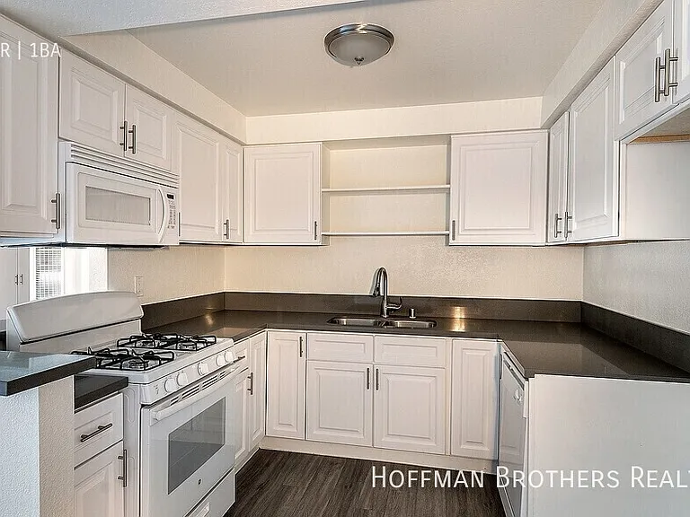 20326 Saticoy St #7 — Photo 4