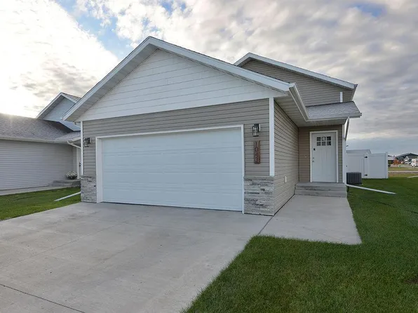 1043 W Barnes Dr, West Fargo, ND 58078