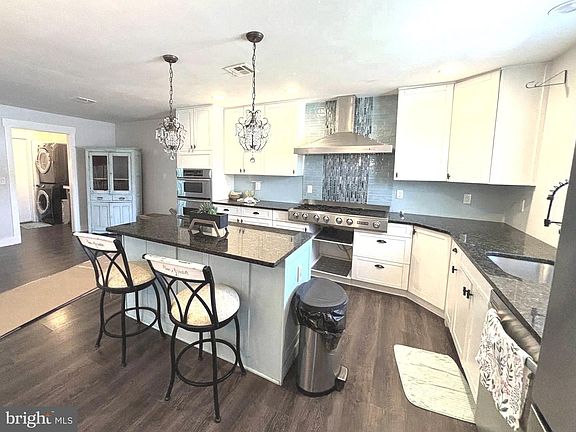 3rd image of 46 Chestnut Way Cir