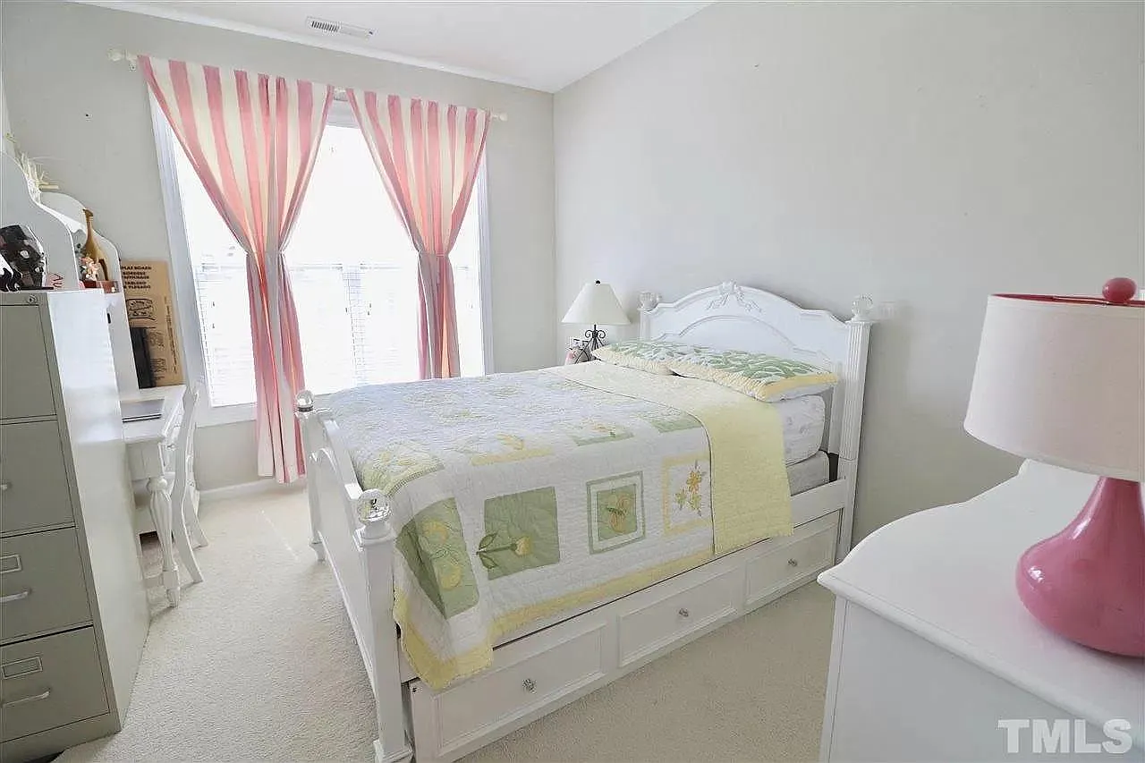 3 bed, 3.5 bath, 2707 sqft, $2,440 — Photo 1