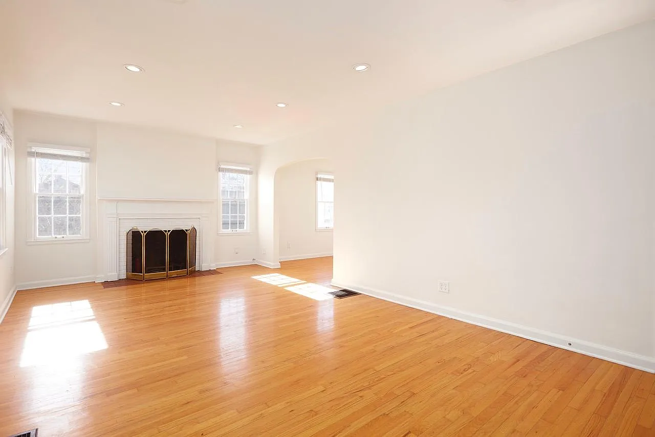 208 S Clark St — Photo 1