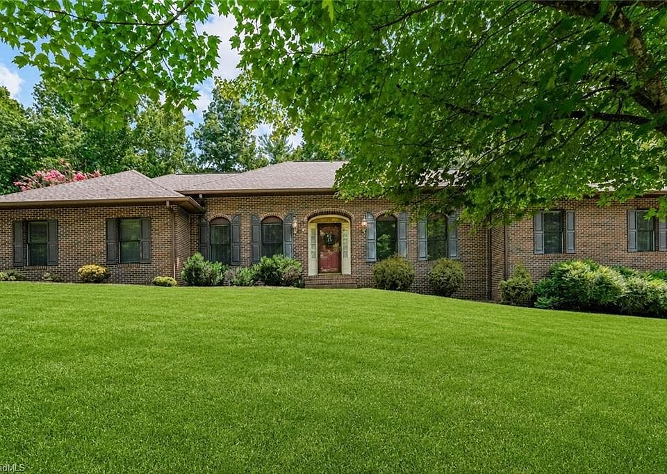 1st image of 913 Colonial Hts
