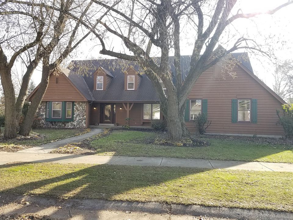 1st image of 2307 E Oak St