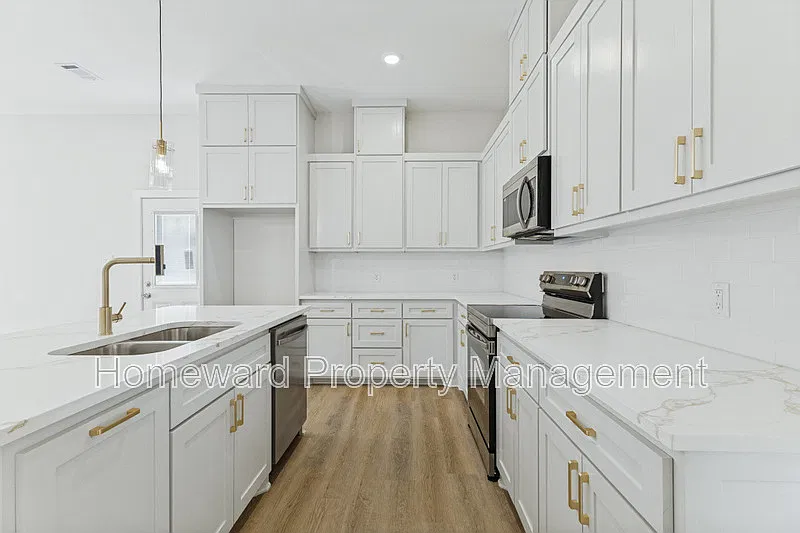 4 bed, 2.5 bath, $2,100 — Photo 4