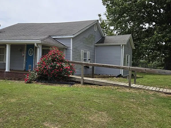 32 Loop Rd, Trenton, TN 38382