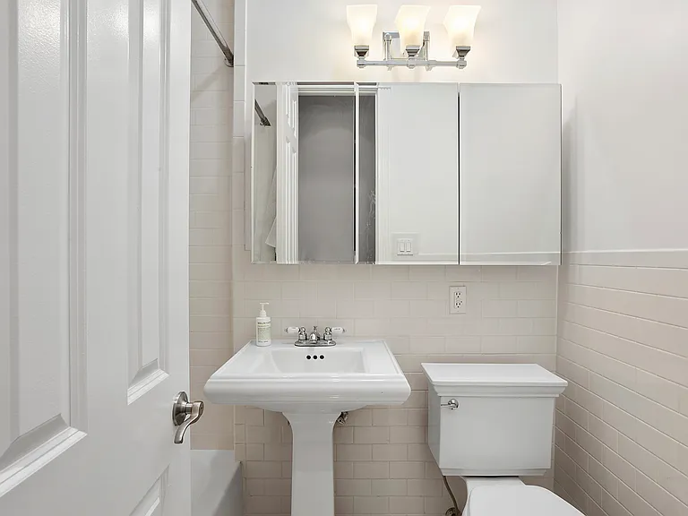 283 W 11th St #1W — Photo 4