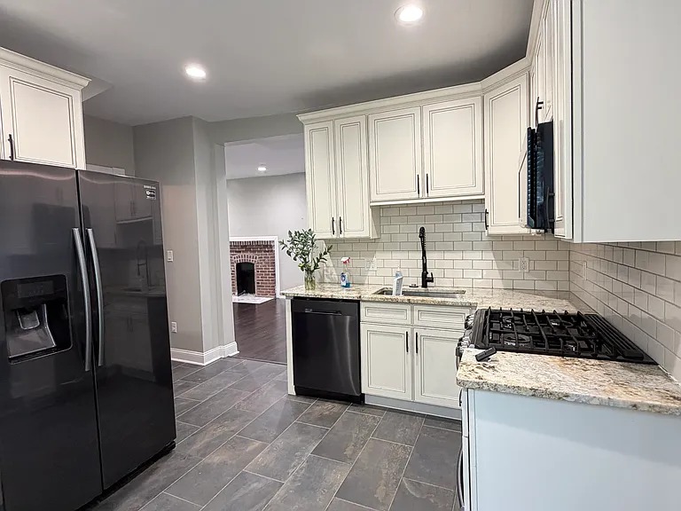 1074 E Columbus St — Photo 7