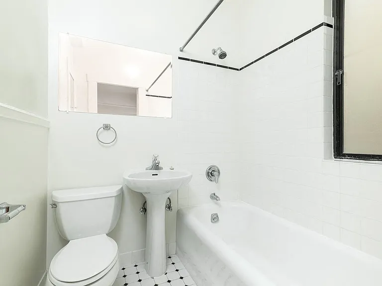2275 Broadway — Photo 15