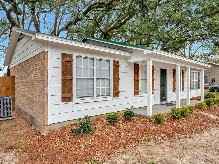 22150 Hill N Dale Dr — Photo 2
