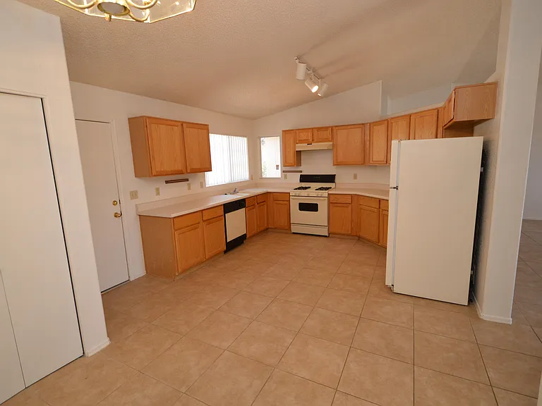 7930 S Danforth Ave — Photo 3