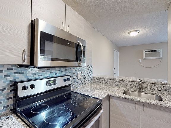 4th image of 980 S Dexter St APT 10