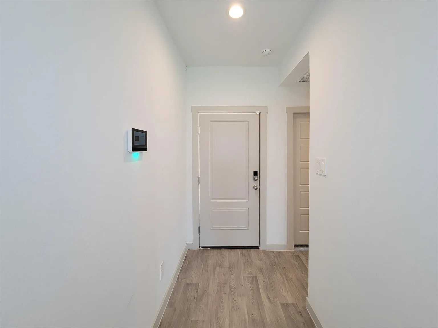 3 bed, 2.0 bath, 1440 sqft, $2,200 — Photo 2