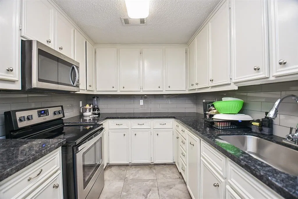 2 bed, 2.5 bath, 2018 sqft, $1,800 — Photo 2