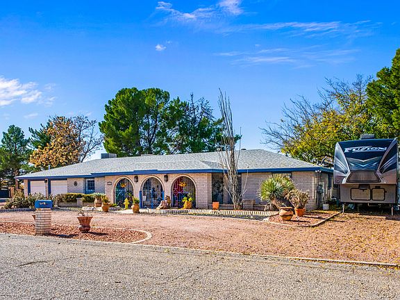 3rd image of 821 Live Oak Dr