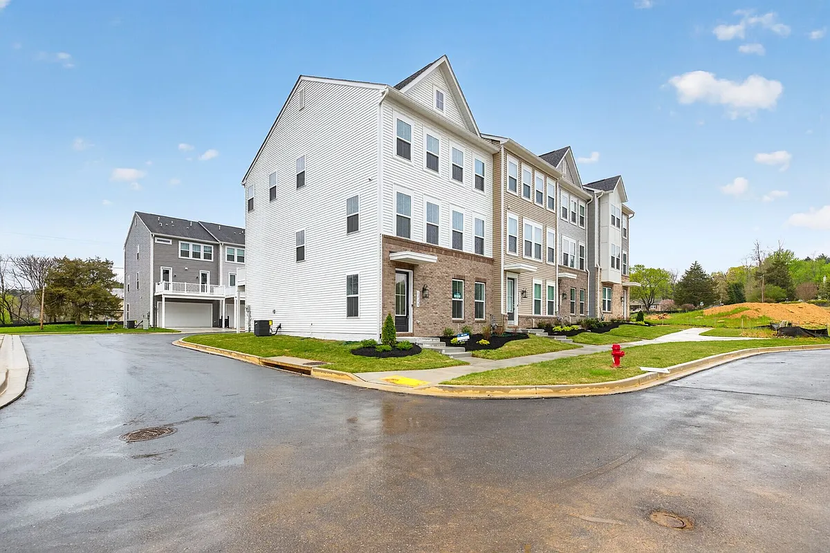 Building Photo - 1726 Blacksmith Way #1