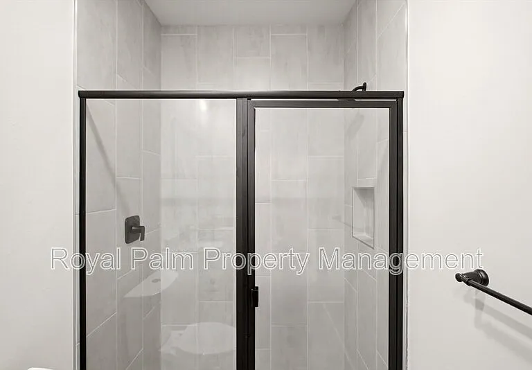 3750 NE 13th Ave — Photo 19