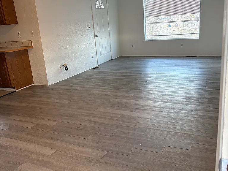 402 Silcott St — Photo 2
