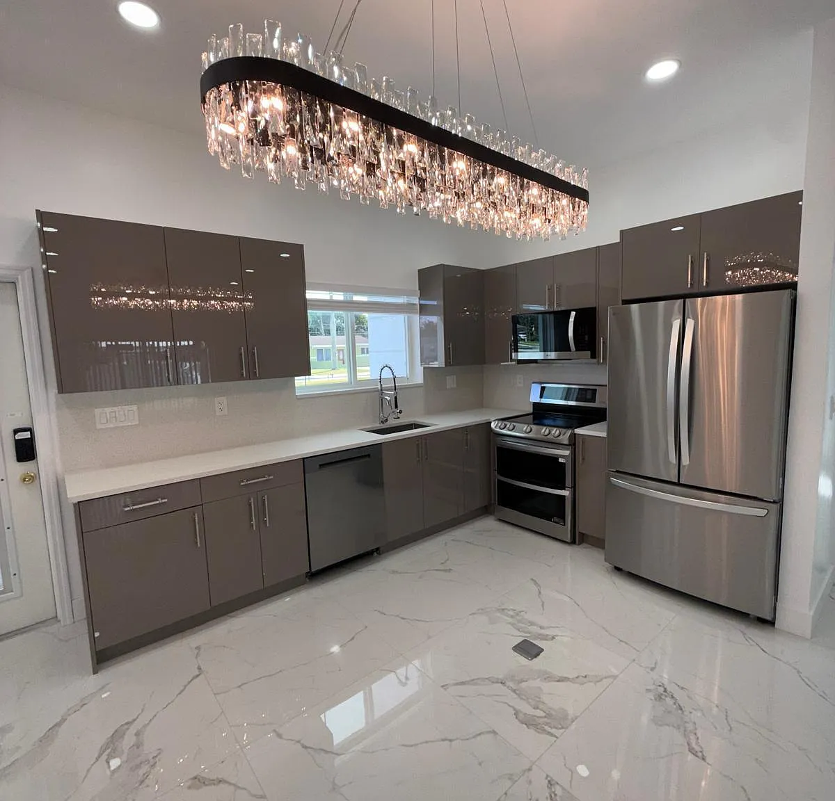 4 bed, 3.0 bath, 1900 sqft, $4,200 — Photo 1