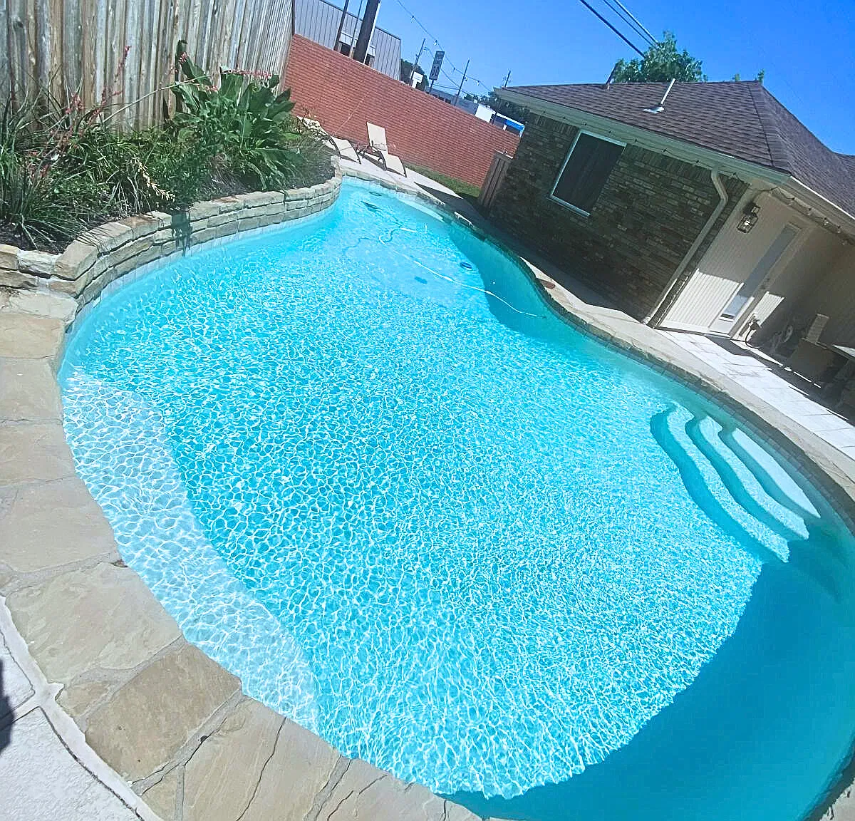 4 bed, 2135 sqft, $6,350 — Photo 2
