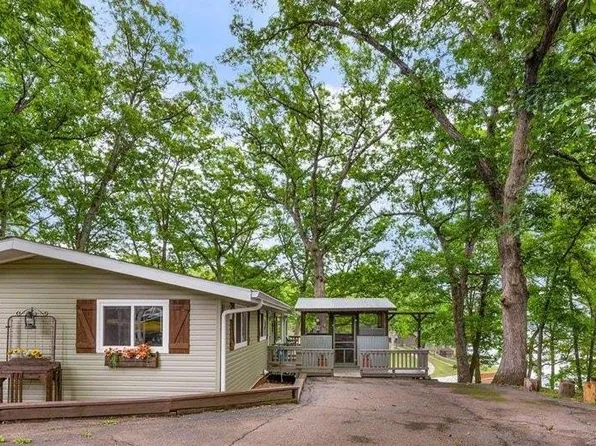 242 Green Leaf Ct, Dahinda, IL 61428