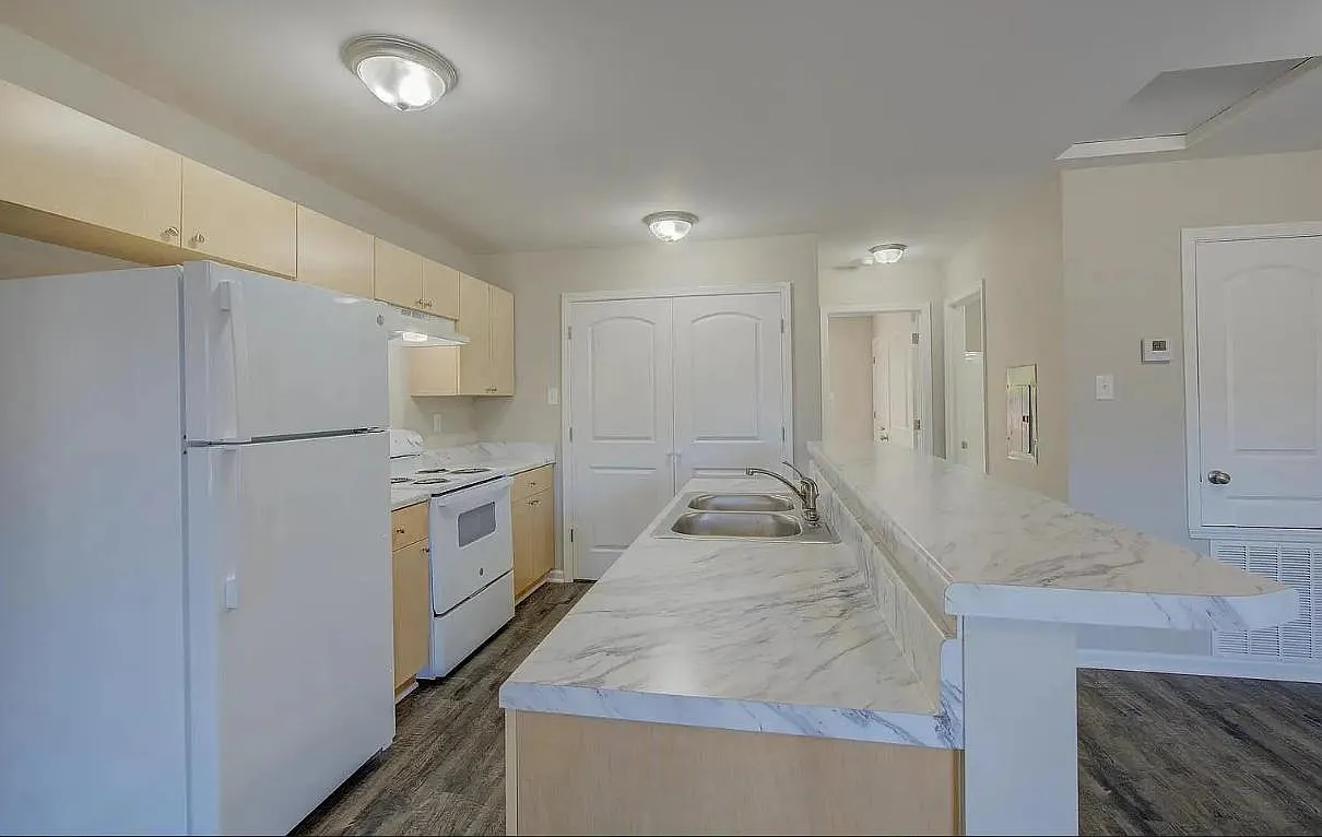 214 Poplar St - Poplar 7 — Photo 3