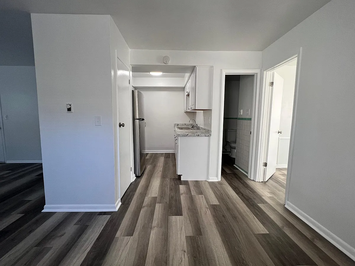 Building Photo - 825 W 35th St #B