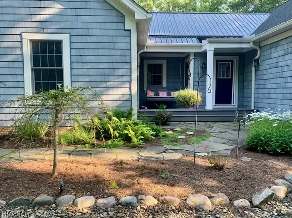 7237 Ober Ln, Chagrin Falls, OH 44023