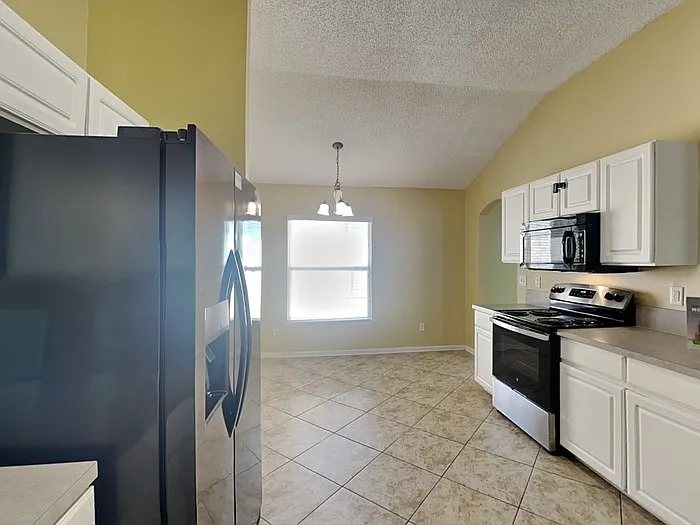 801 Mackenzie Cir — Photo 5