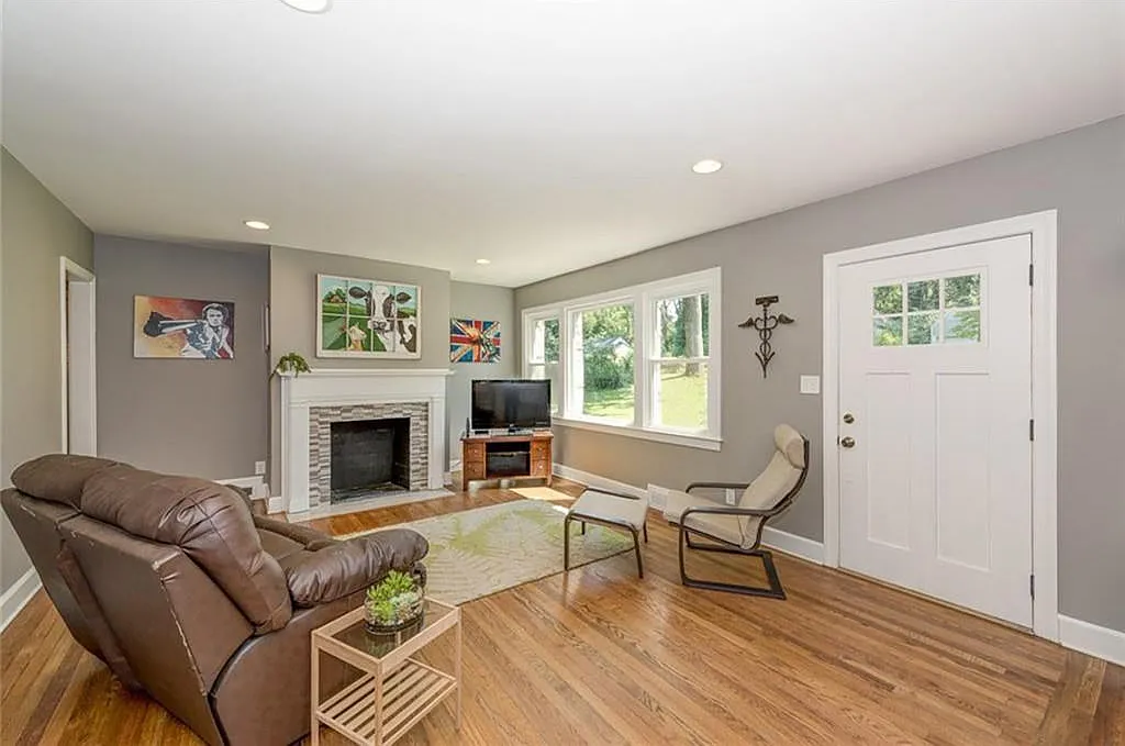 3 bed, 2.0 bath, 1408 sqft, $2,800 — Photo 4