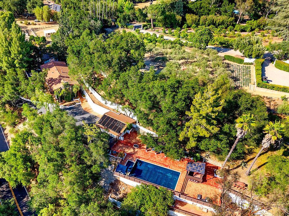 1st image of 1002 Country Club Dr