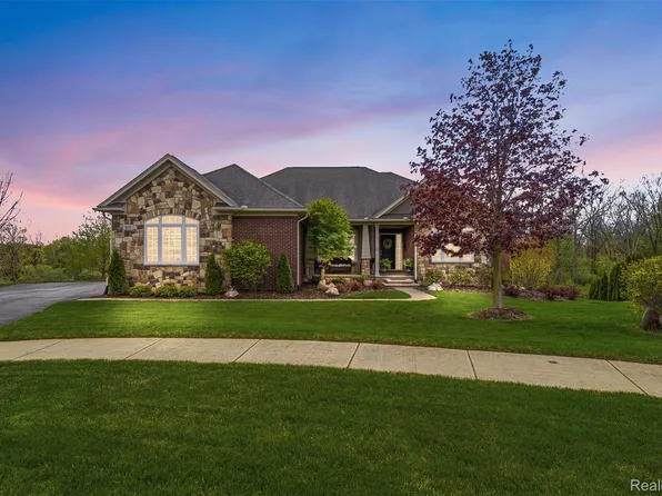 660 Willow Lake Ct, Oxford, MI 48371