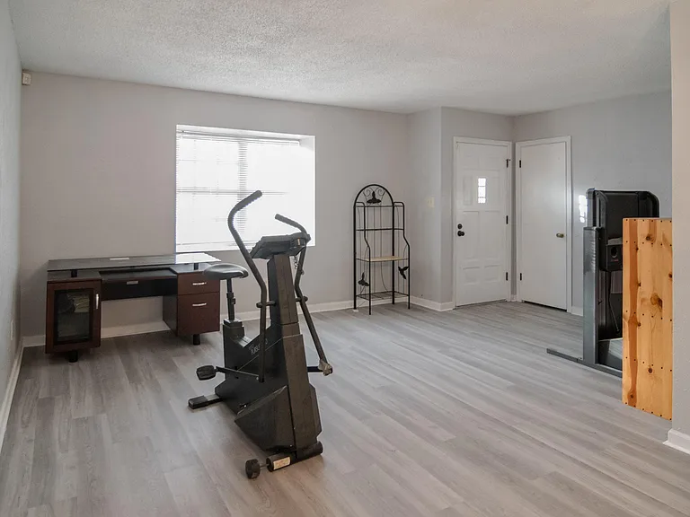 111 Valencia Dr — Photo 10