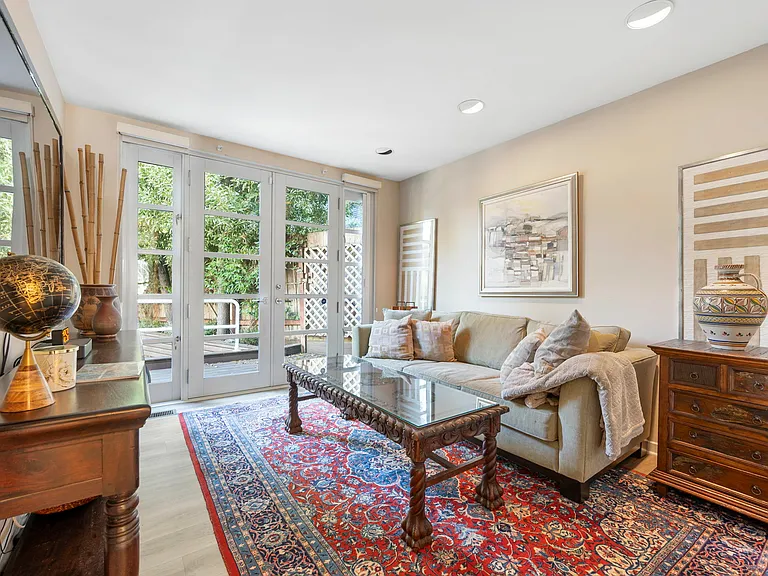 2552 Hyde St — Photo 16