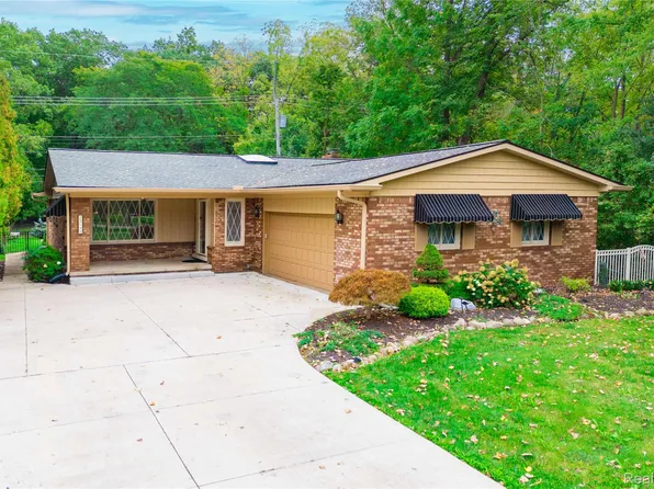 25645 Meridian Rd, Grosse Ile, MI 48138