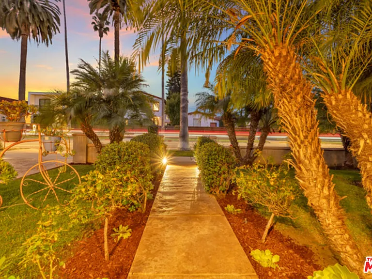 326 N Doheny Dr — Photo 27
