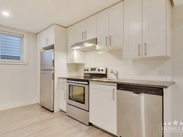 297 172a St #BASEMENT — Photo 6