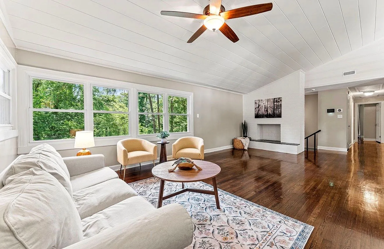 4 bed, 2.0 bath, 2300 sqft, $2,300 — Photo 3
