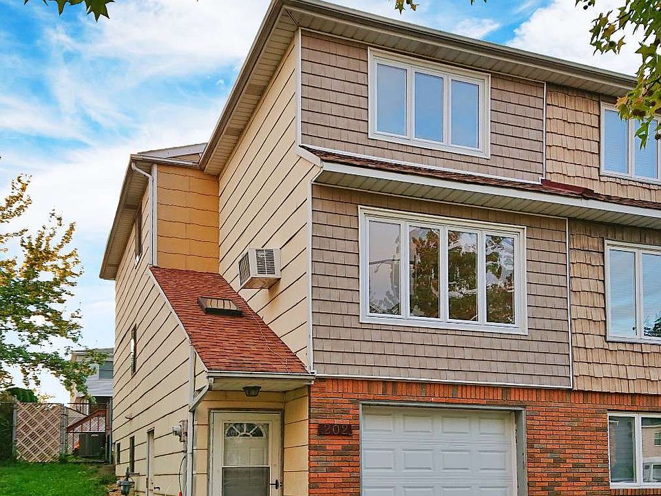 1st image of 202 Sandalwood Dr