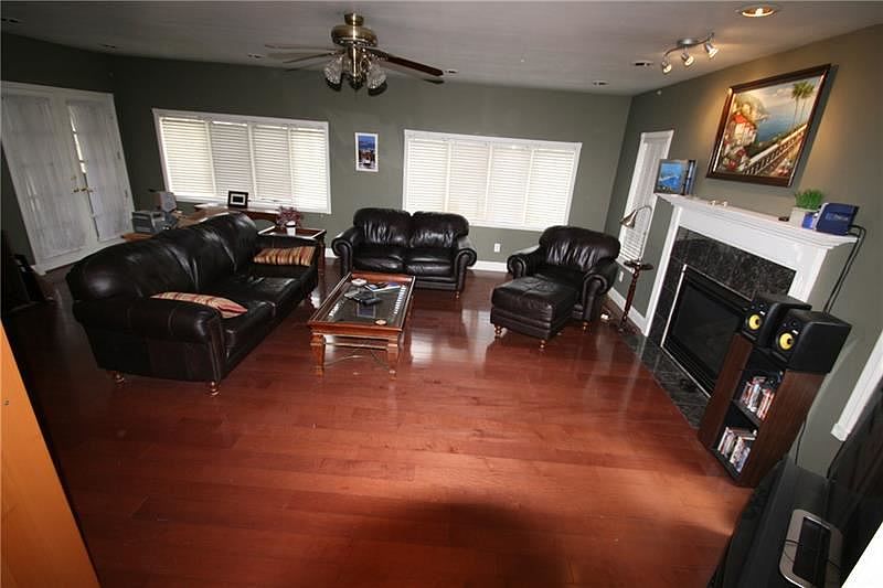 2nd image of 3237 Greentree Cir