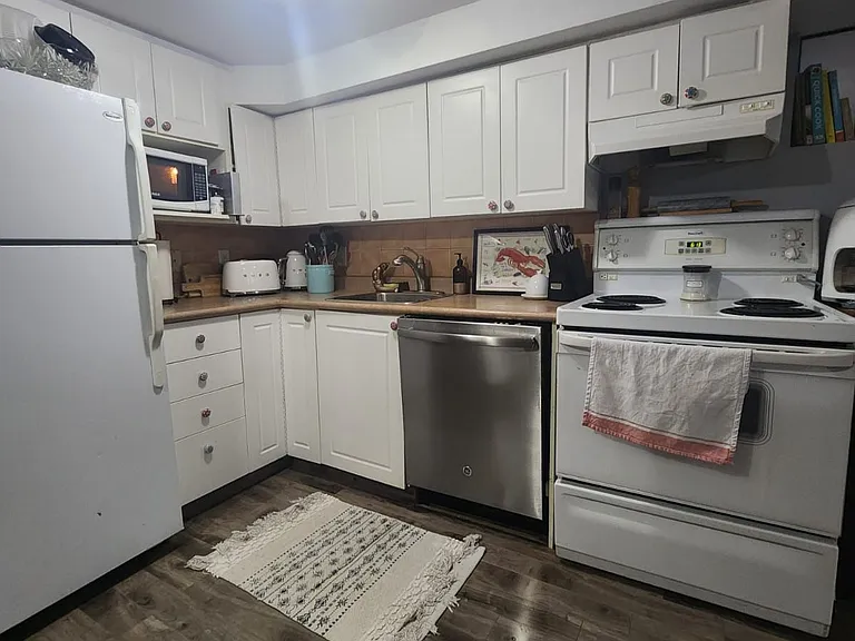 1117 Queen St E #LOWER — Photo 7