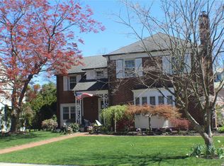 81 Wellington Rd, Garden City, NY 11530