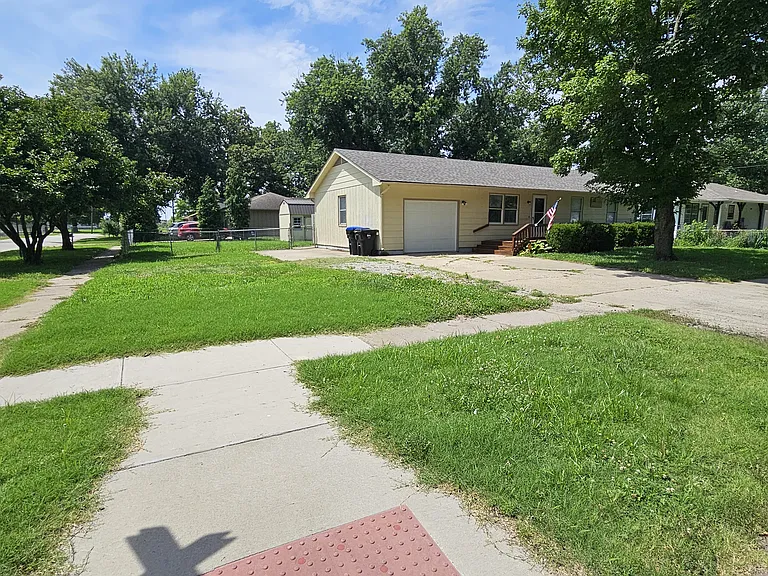 1101 NW Howard Ave — Photo 2
