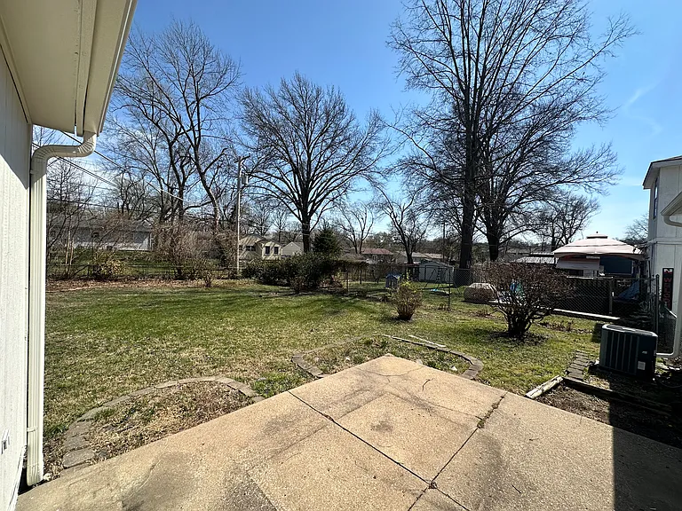 7315 Maple St — Photo 9