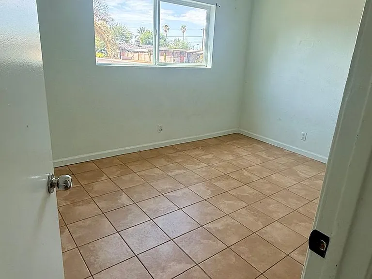 3558 W Griswold Rd — Photo 10