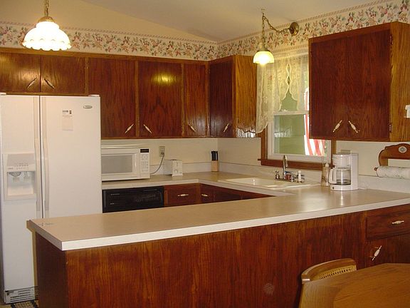 Large eat in kitchen with newer applicances